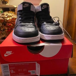 Pre-loved black & white Nike size 9